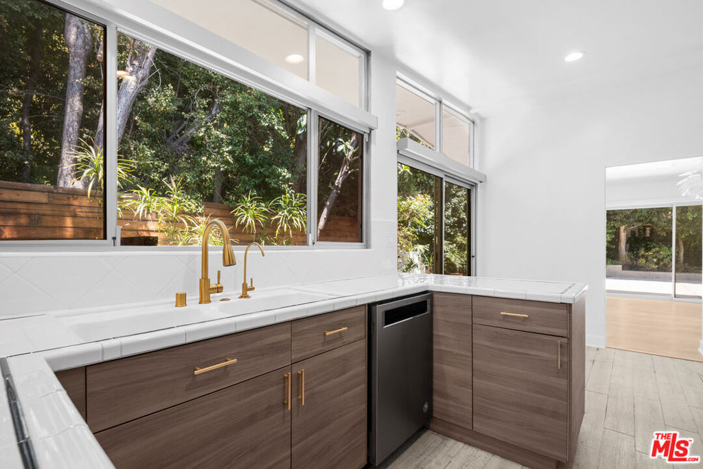 11770 Chenault Street - Photo 6