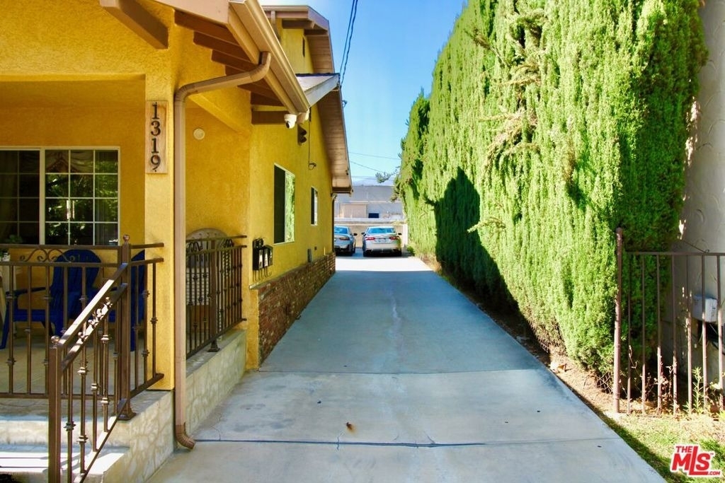 1319 E California Avenue - Photo 18