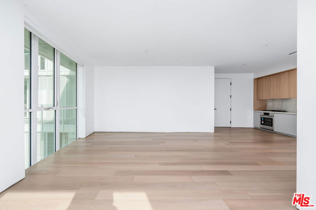 1136 N La Cienega Boulevard - Photo 2