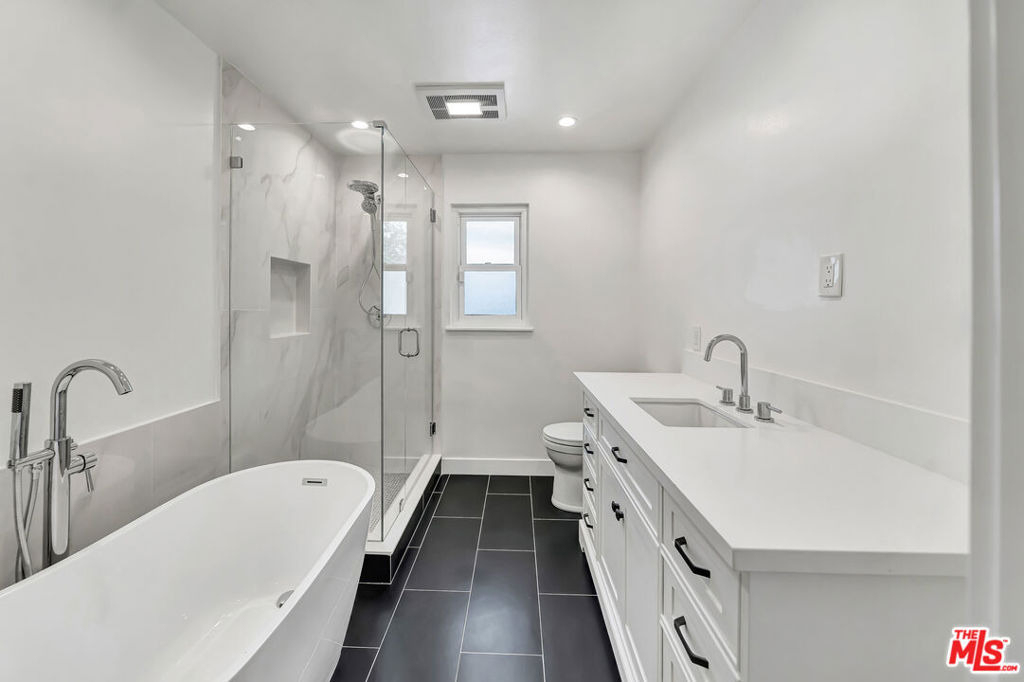 23008 Hamlin Street - Photo 15