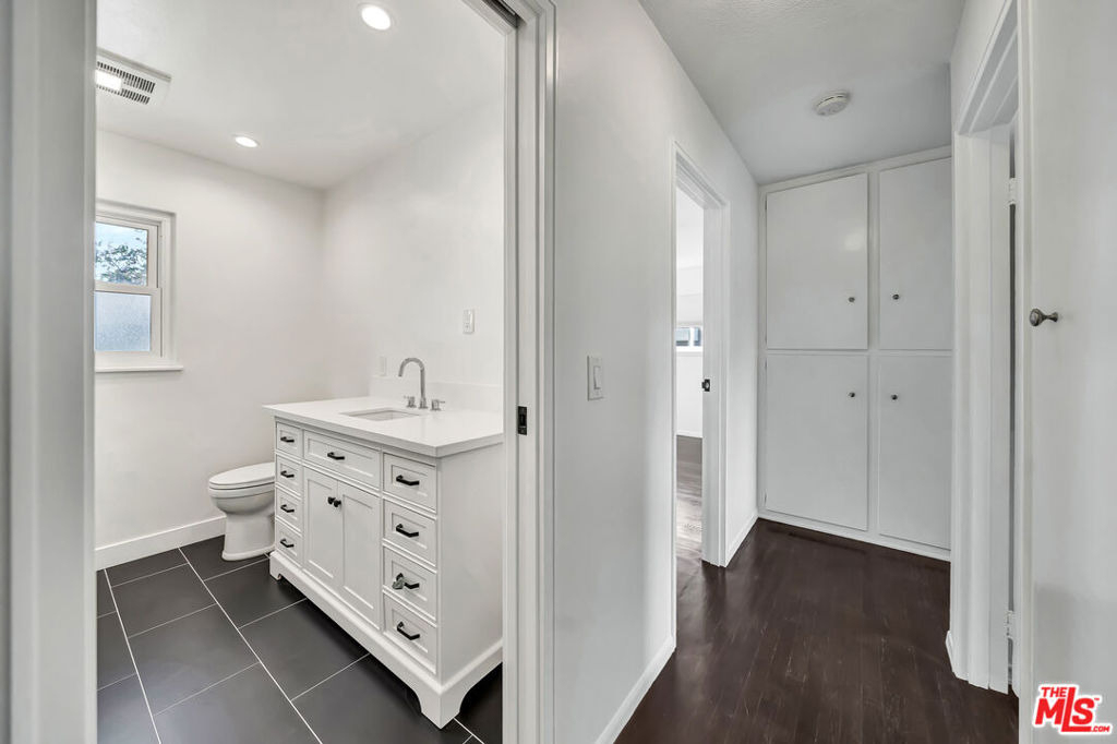 23008 Hamlin Street - Photo 14