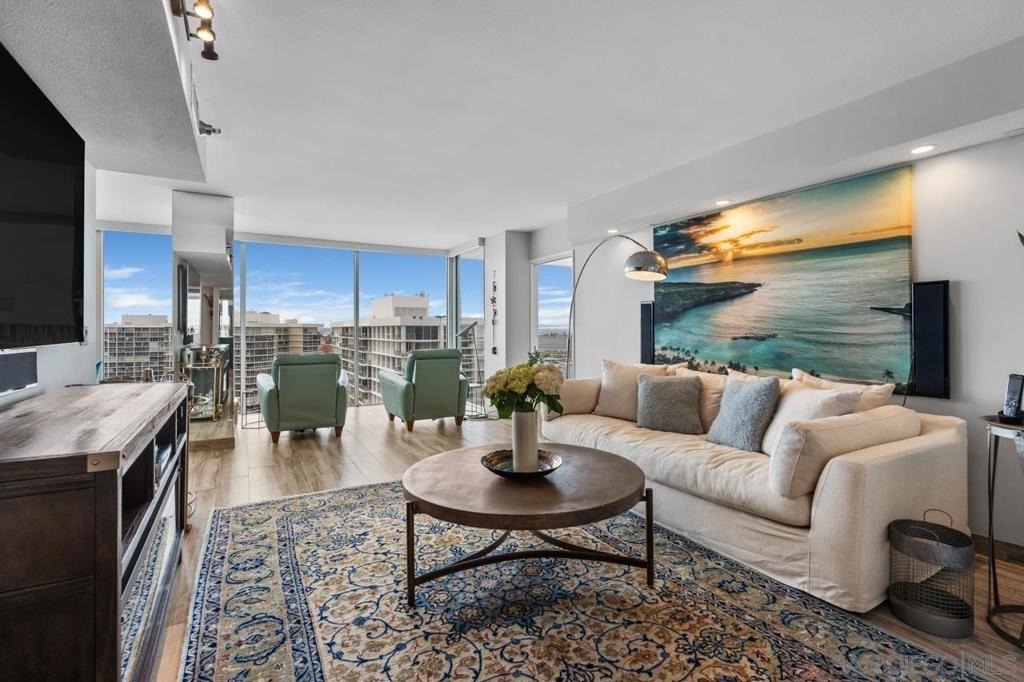 1810 Avenida Del Mundo - Photo 2