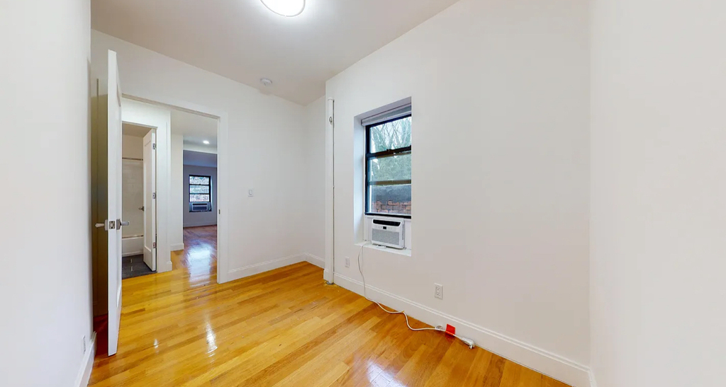 West 10th Street - Photo 4