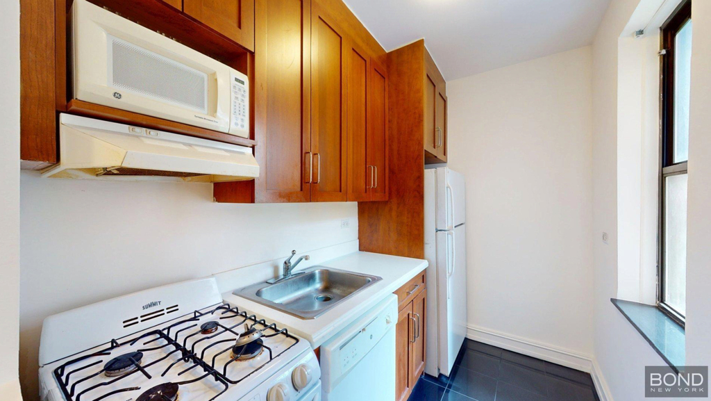 1680 York Avenue - Photo 2