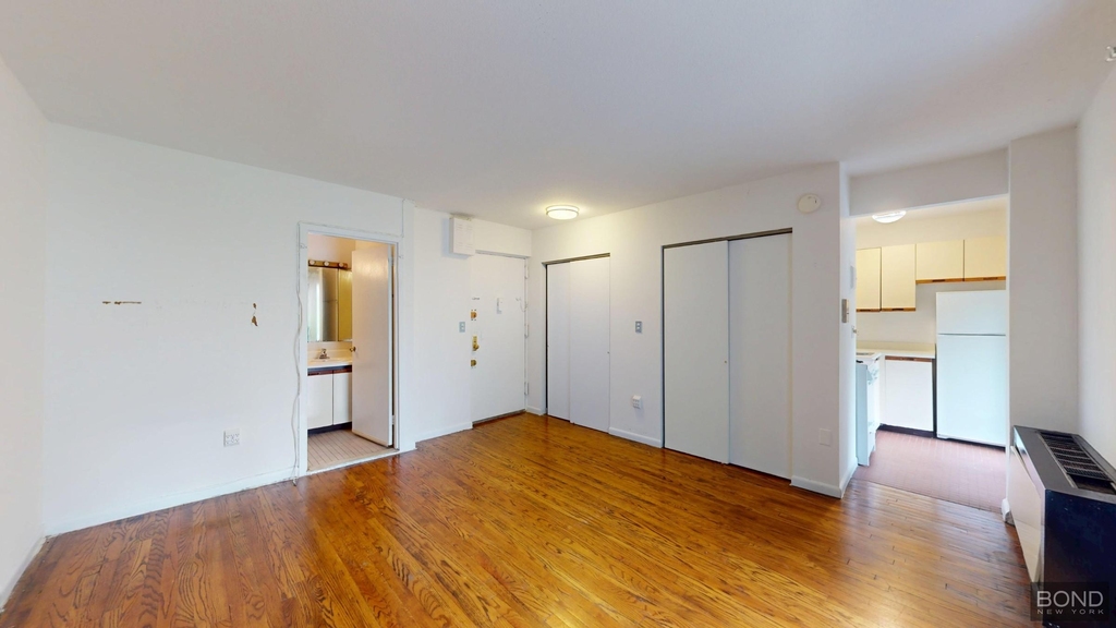 Second Avenue - Photo 1