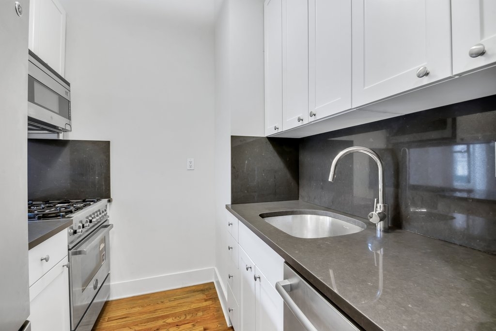 Madison Avenue - Photo 1
