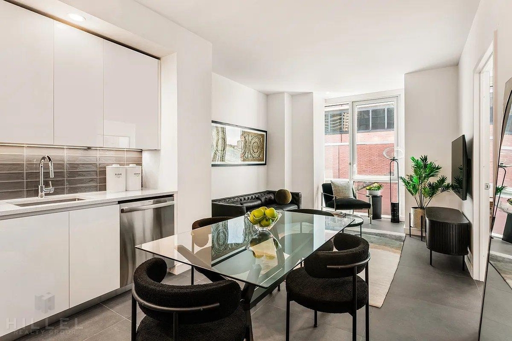 1st Avenue - Photo 1