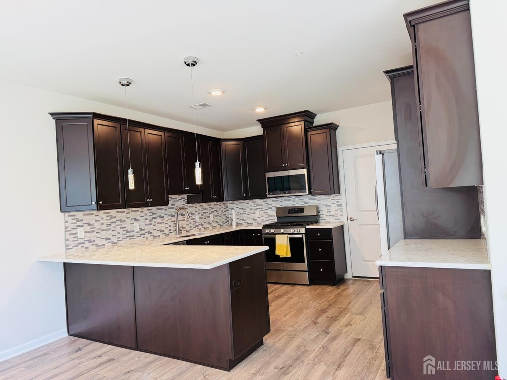 907 Greenland Square - Photo 15