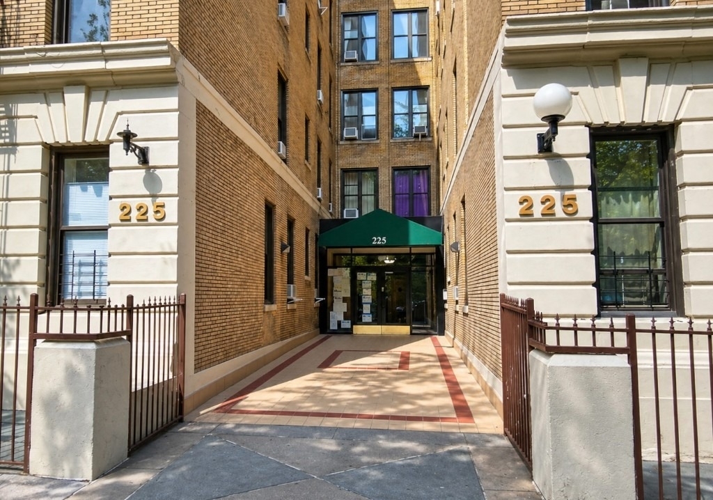 225 Central Park N - Photo 5