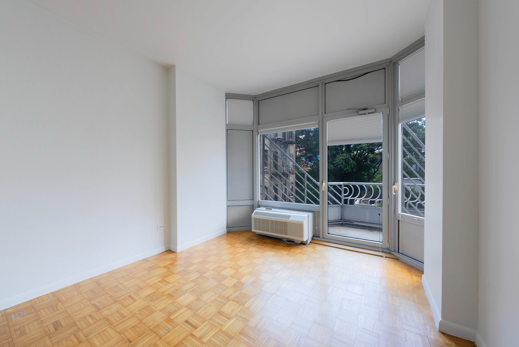 200 E 32nd Street - Photo 4