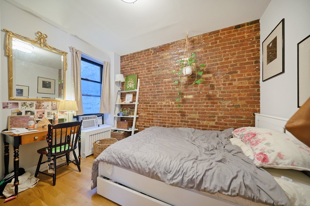 335 W 43rd Street - Photo 3
