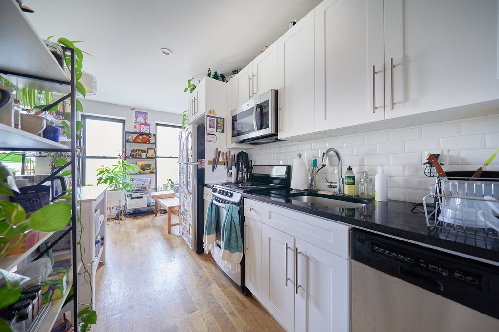 335 W 43rd Street - Photo 6