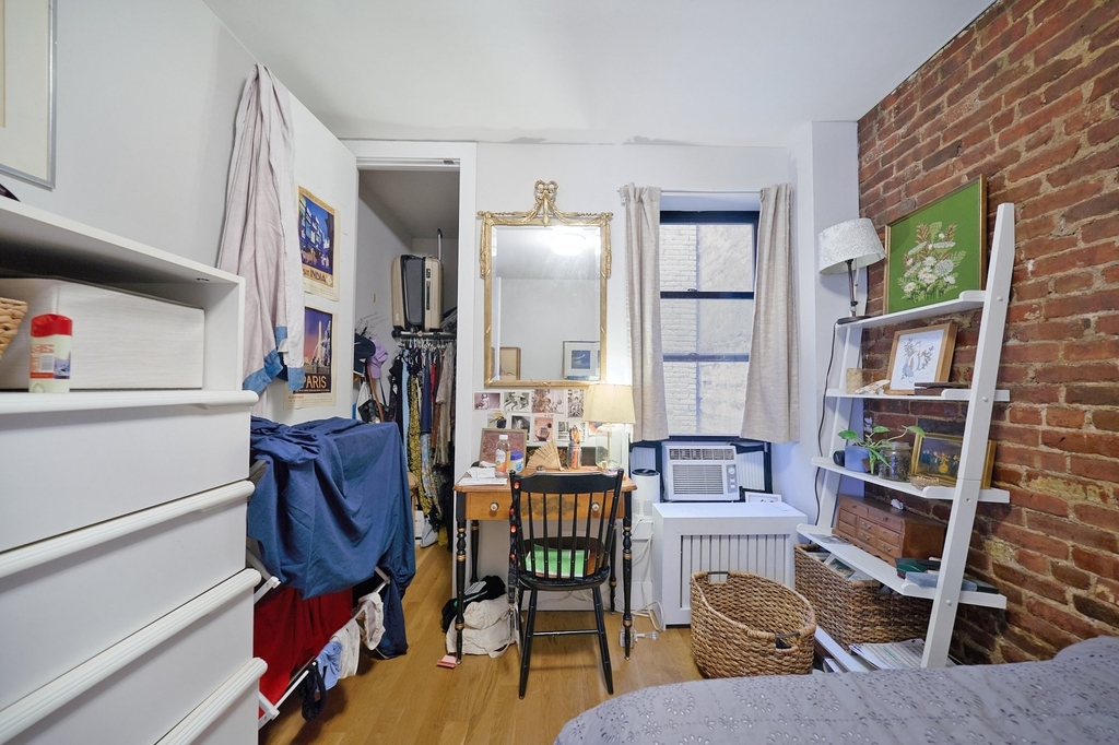 335 W 43rd Street - Photo 4