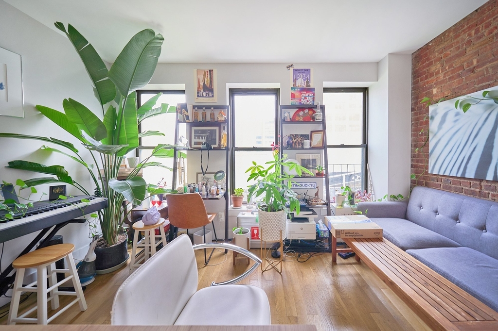 335 W 43rd Street - Photo 1