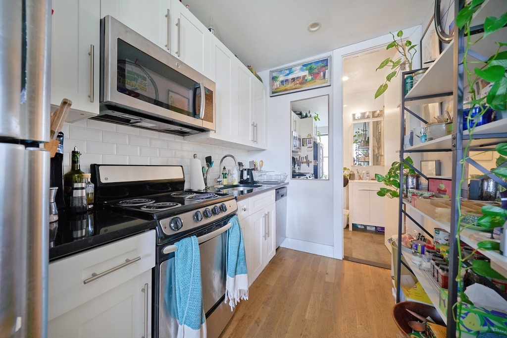335 W 43rd Street - Photo 7