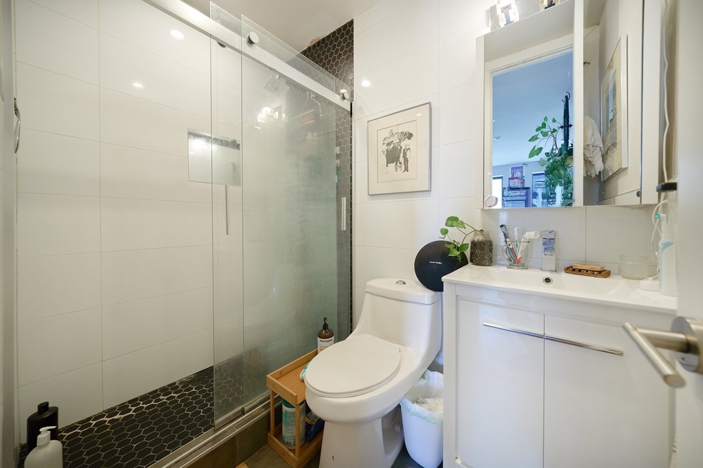 335 W 43rd Street - Photo 8