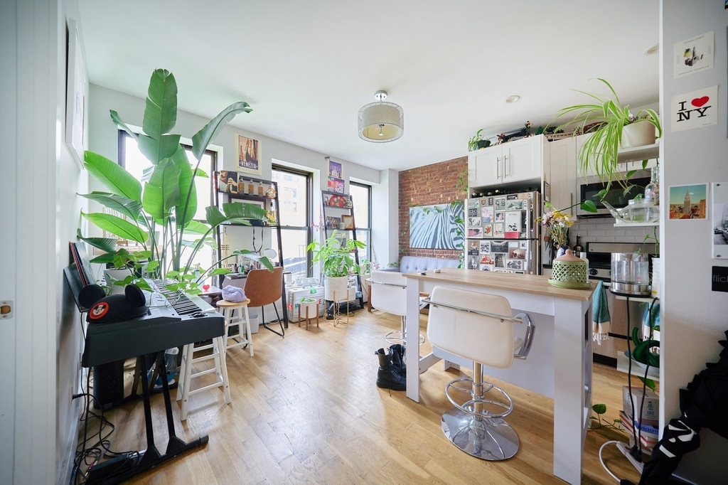 335 W 43rd Street - Photo 0