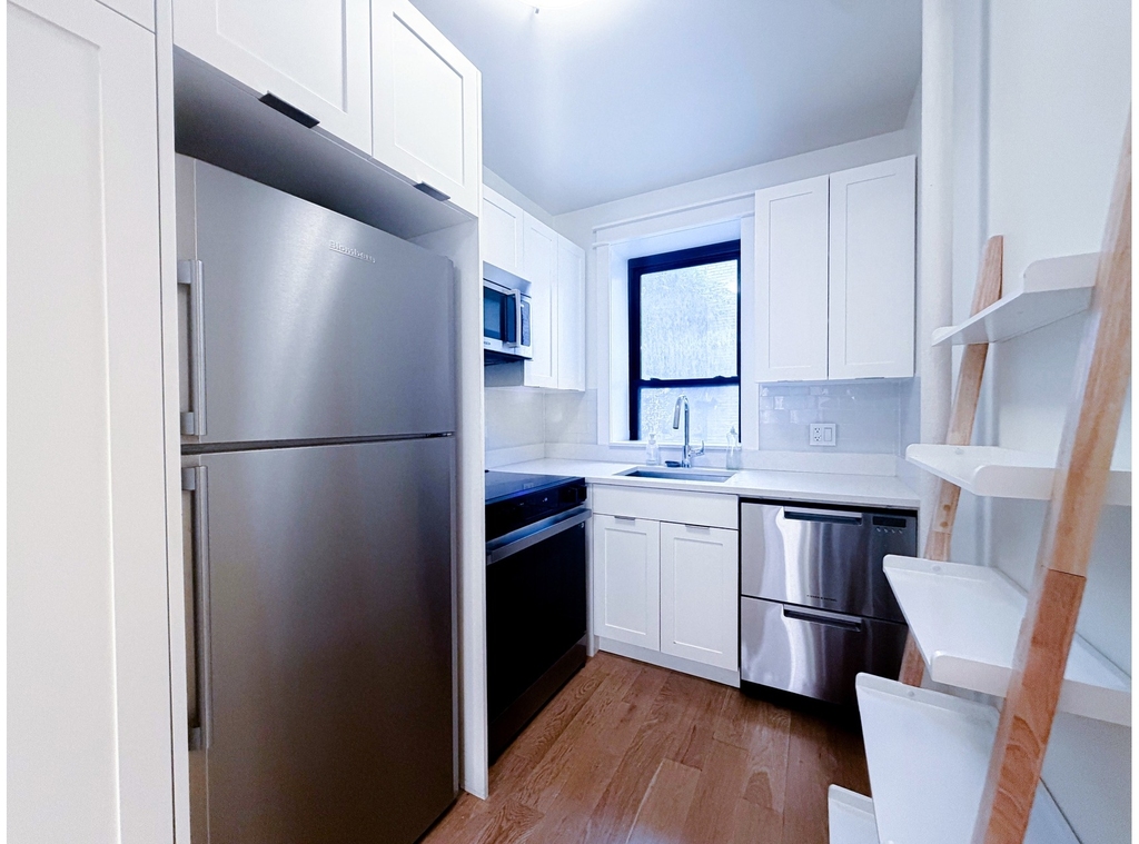 342 W 21st Street - Photo 2