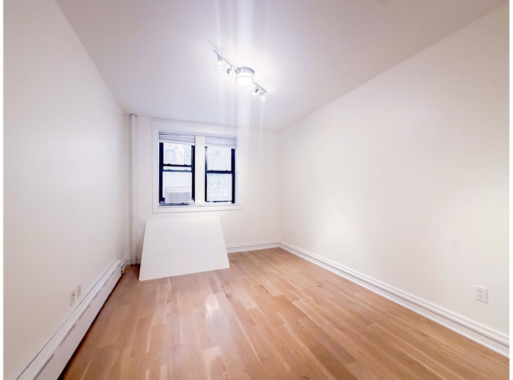 342 W 21st Street - Photo 6