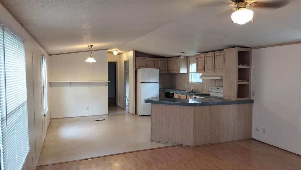 305 Woods Ln - Photo 3