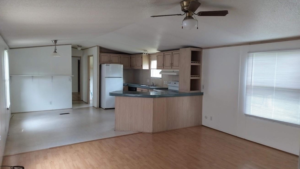305 Woods Ln - Photo 2