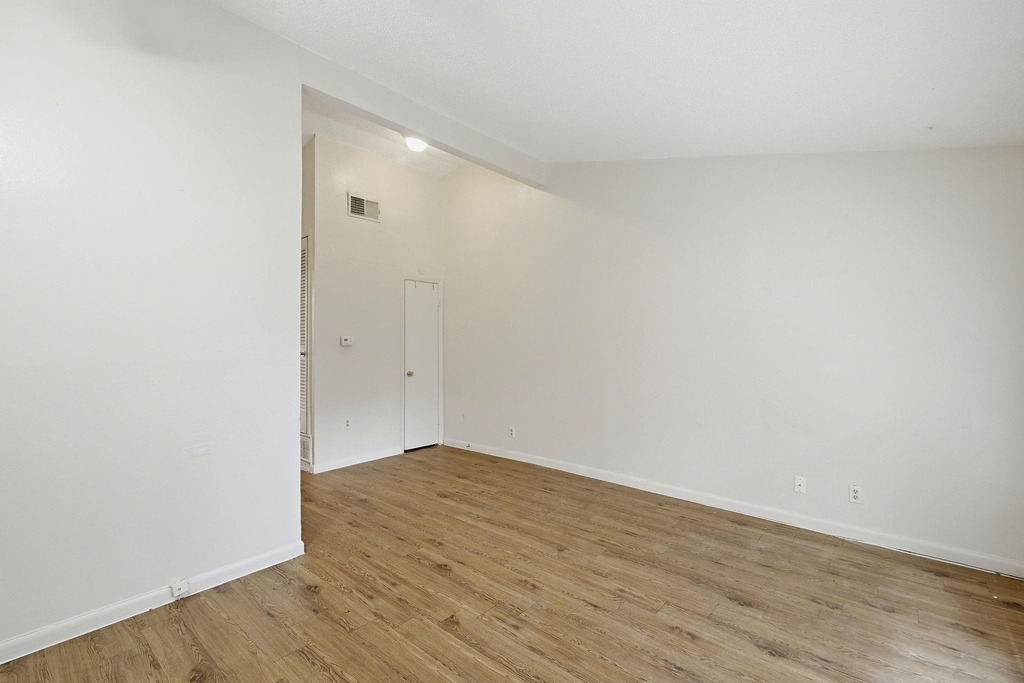 2314 Parker Ln - Photo 5