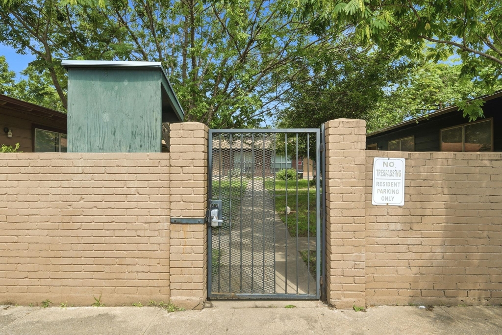 2314 Parker Ln - Photo 1