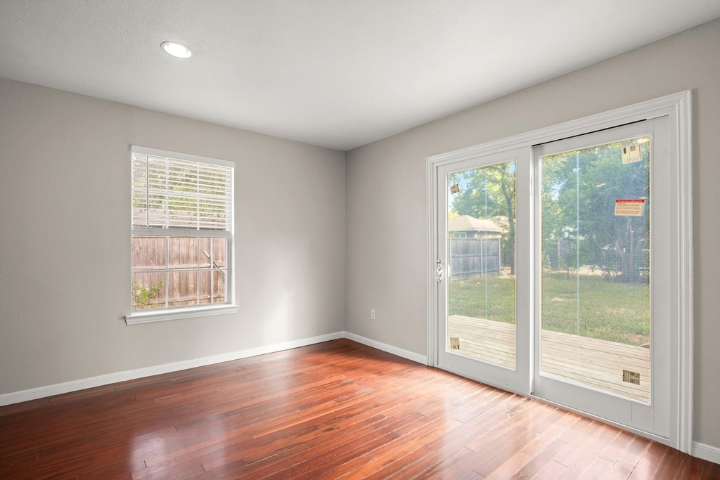 922 E 50th St - Photo 12