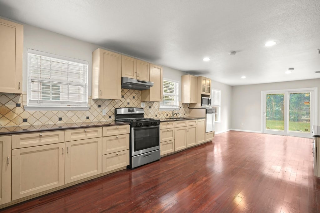 922 E 50th St - Photo 3
