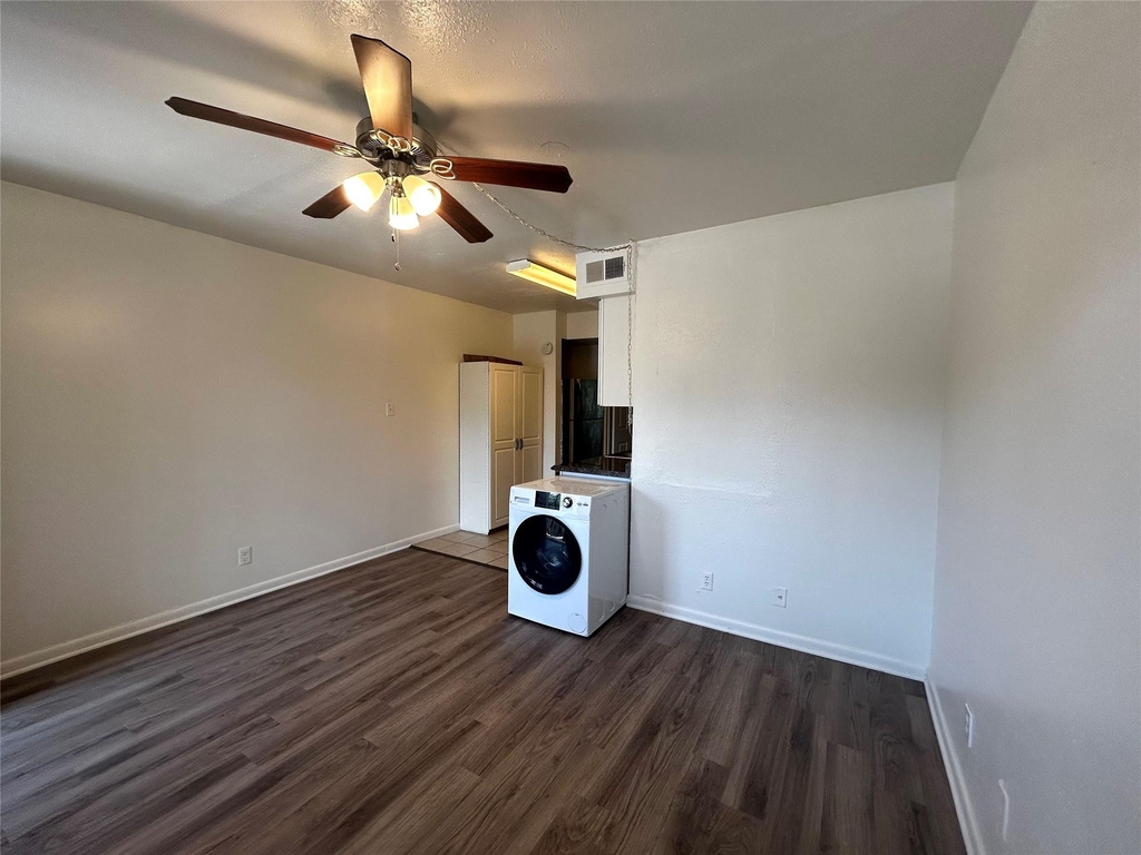1010 W 23rd St - Photo 2