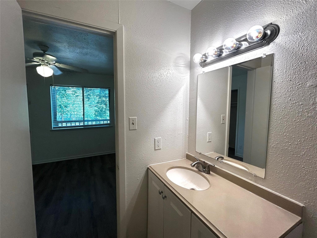 1010 W 23rd St - Photo 11