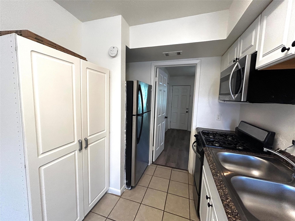 1010 W 23rd St - Photo 5