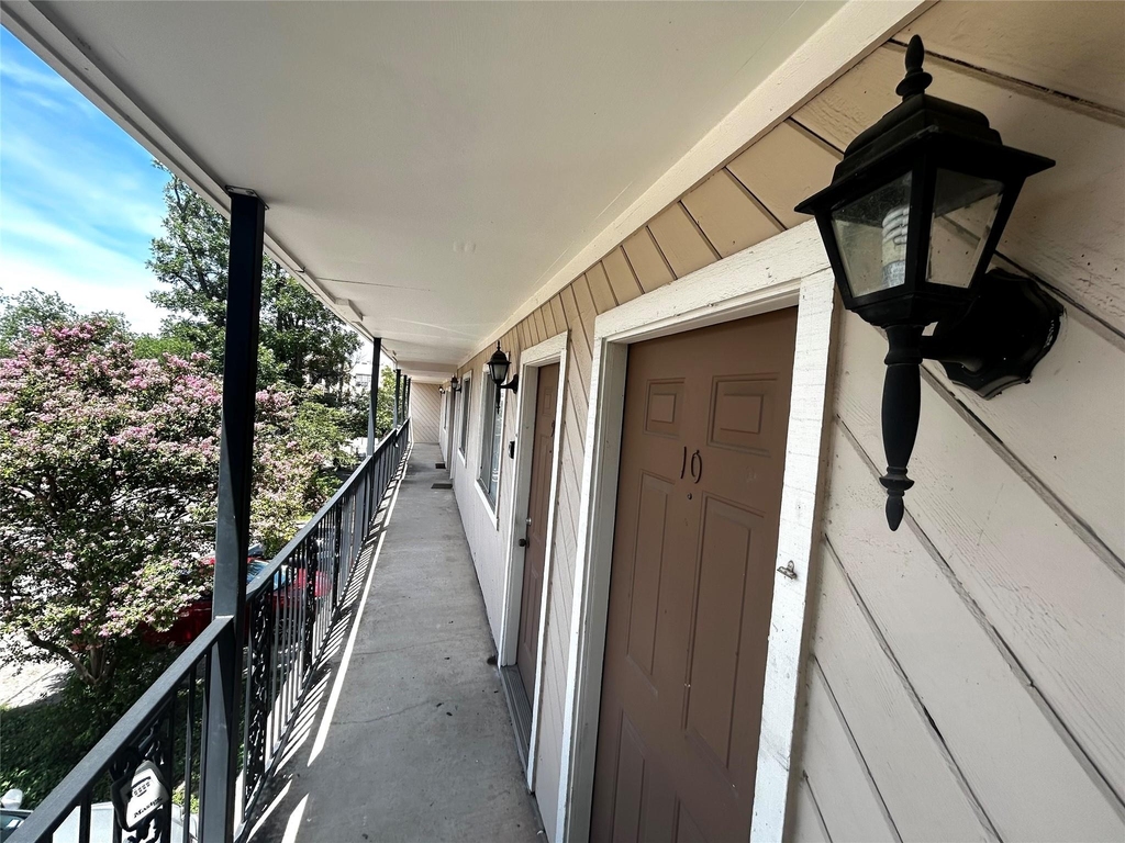 1010 W 23rd St - Photo 0