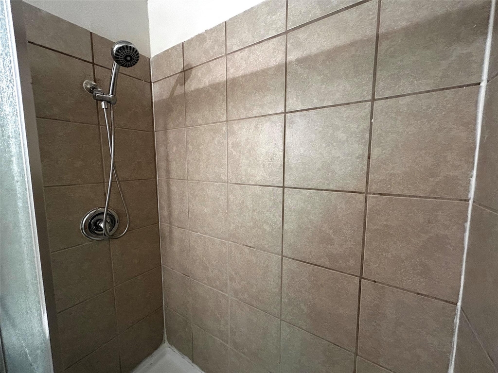 1010 W 23rd St - Photo 12