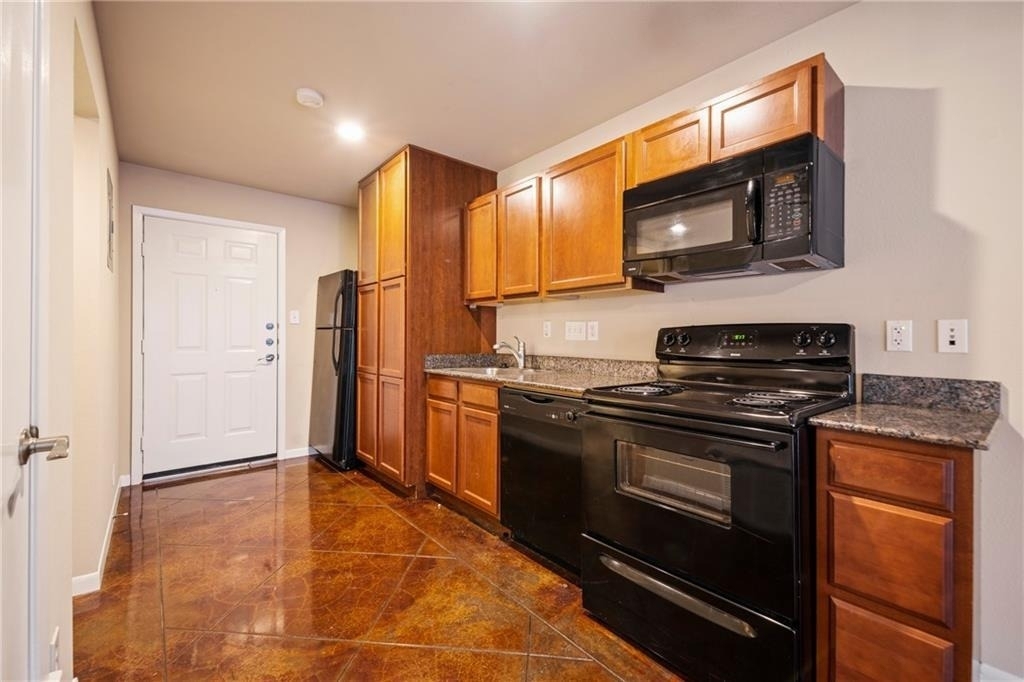 301 W 38th St - Photo 5