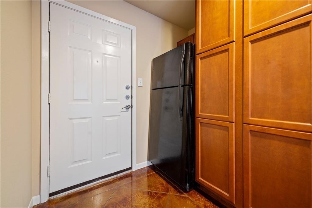 301 W 38th St - Photo 4
