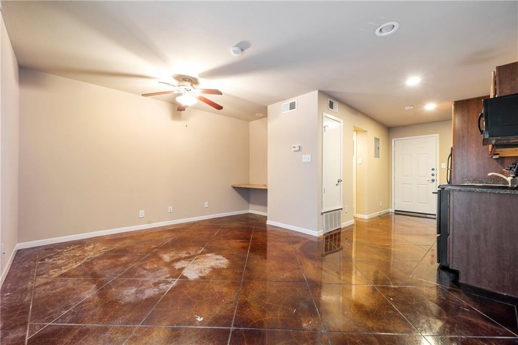 301 W 38th St - Photo 6