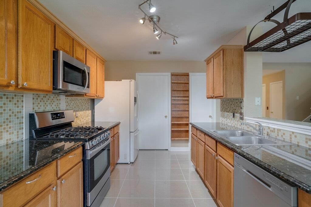918 Estate Dr - Photo 5