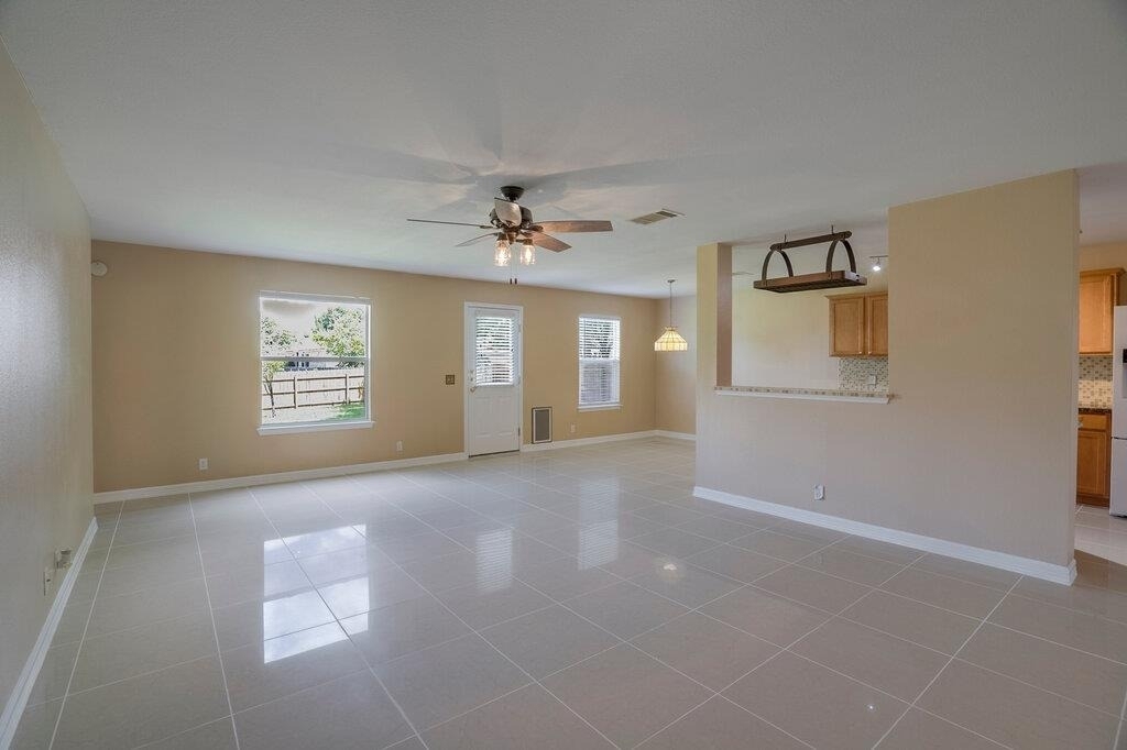 918 Estate Dr - Photo 3