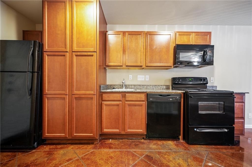 301 W 38th St - Photo 2