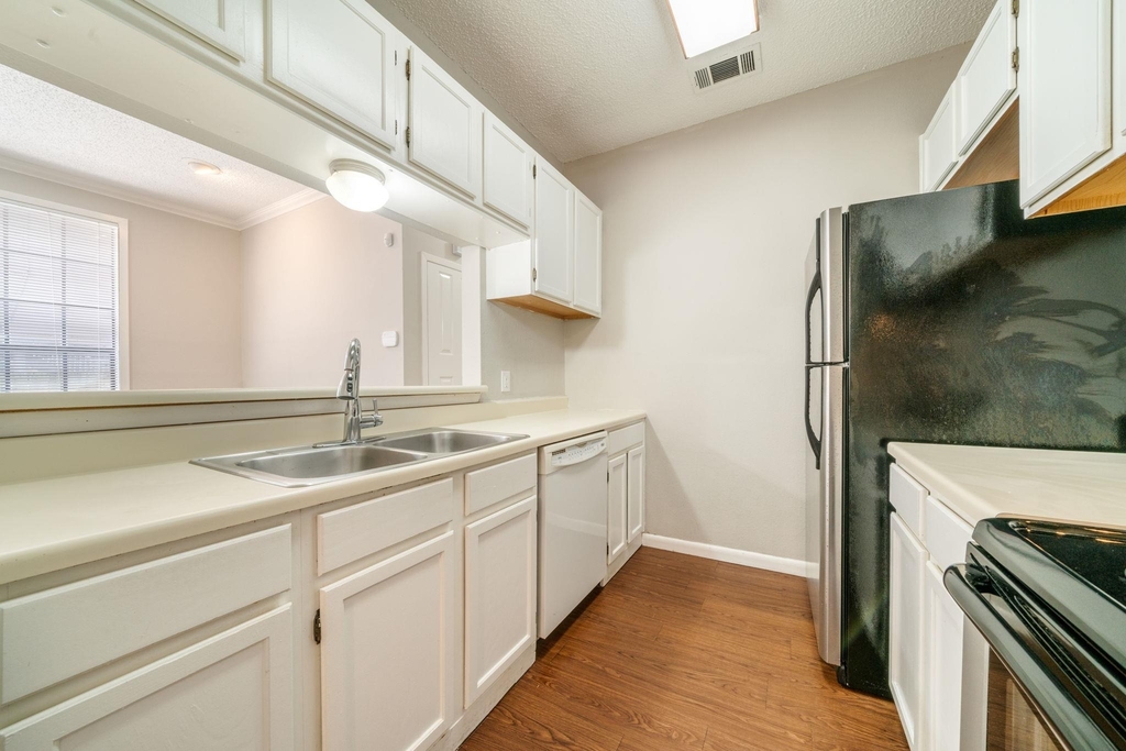 2300 Leon St - Photo 2
