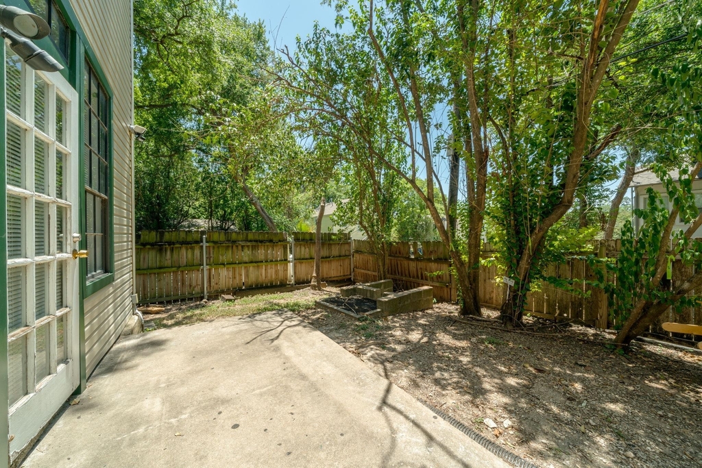 2300 Leon St - Photo 5