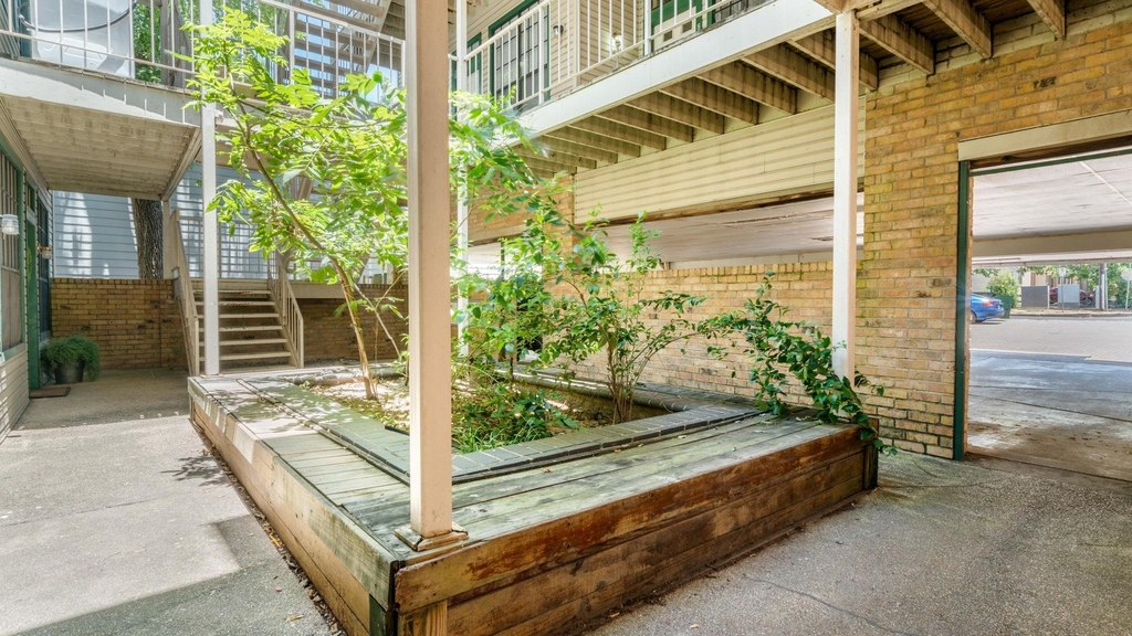 2300 Leon St - Photo 34