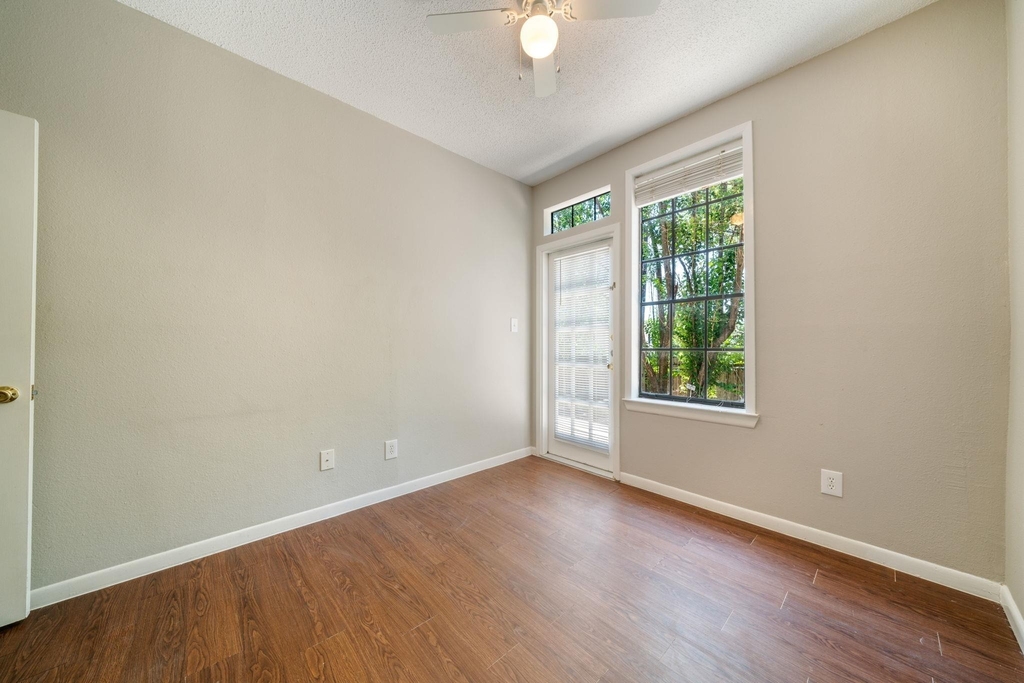 2300 Leon St - Photo 20