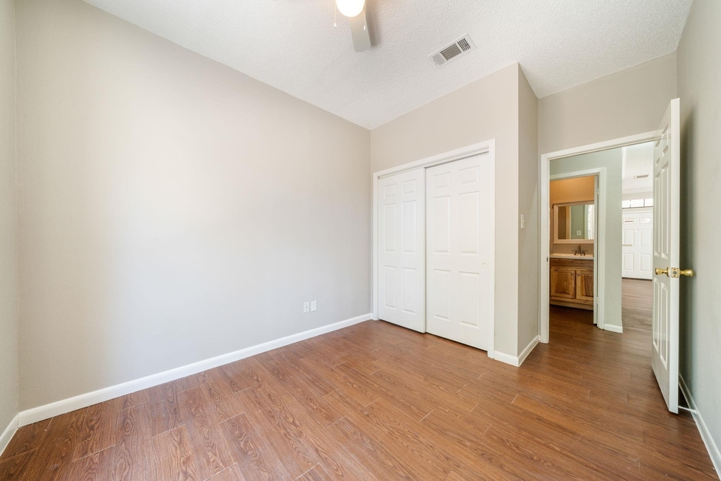 2300 Leon St - Photo 21