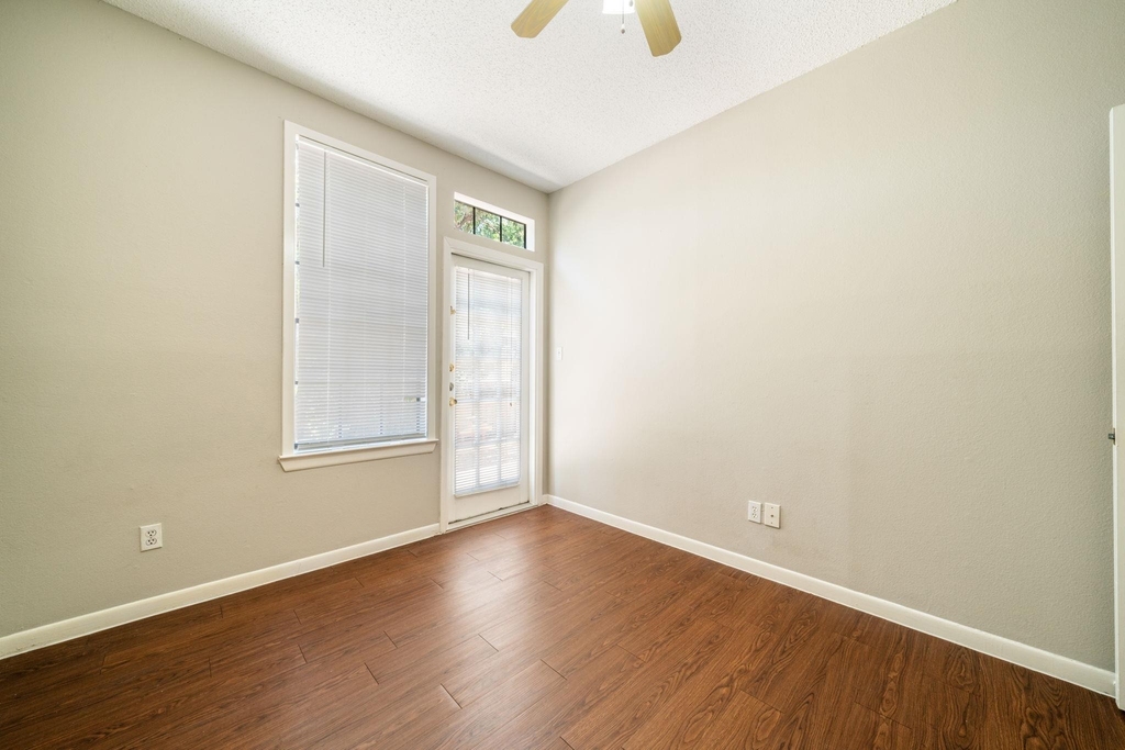 2300 Leon St - Photo 23