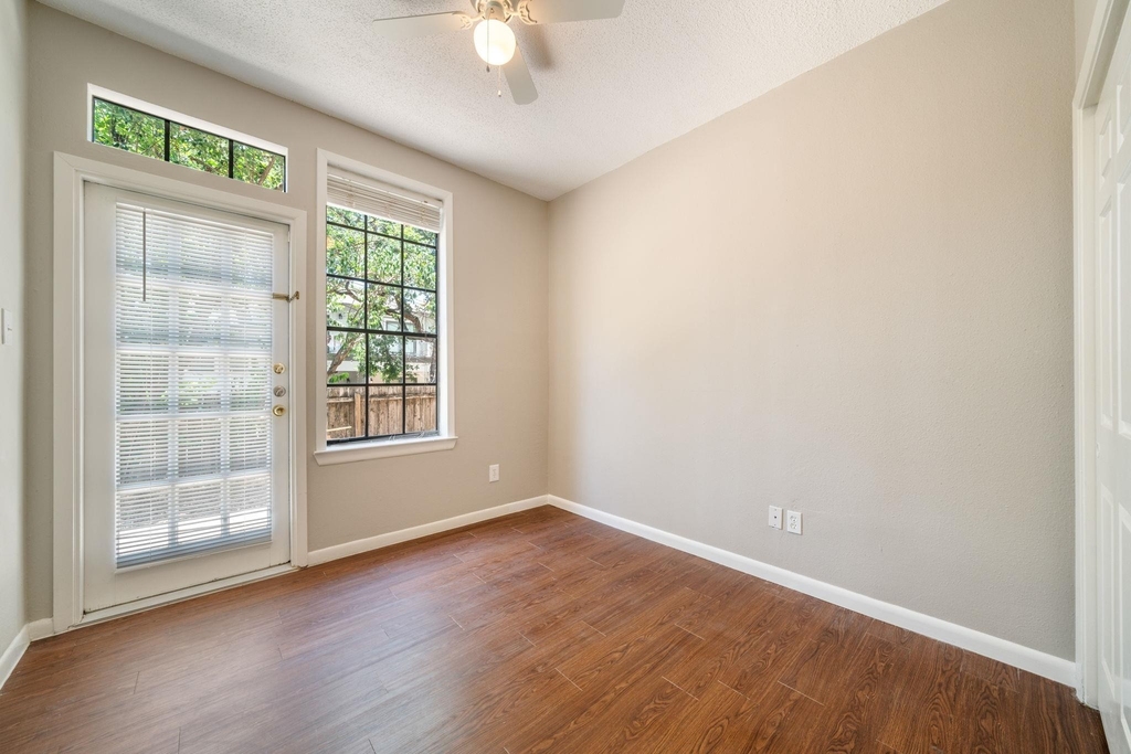 2300 Leon St - Photo 19