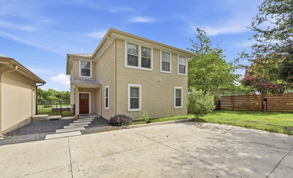 330 Howard Ln - Photo 0