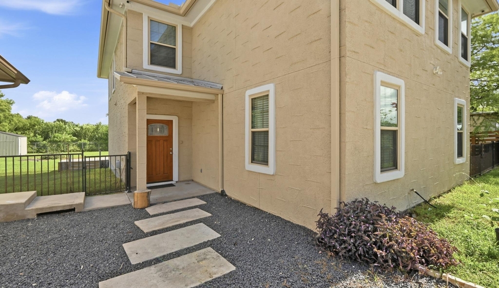 330 Howard Ln - Photo 3
