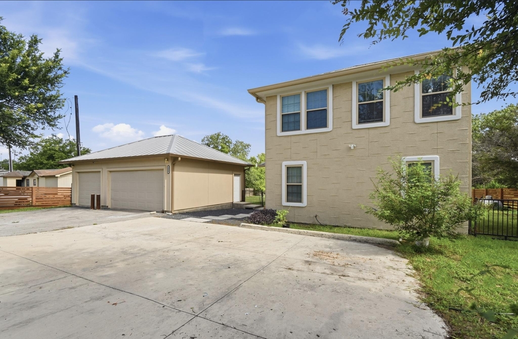 330 Howard Ln - Photo 2